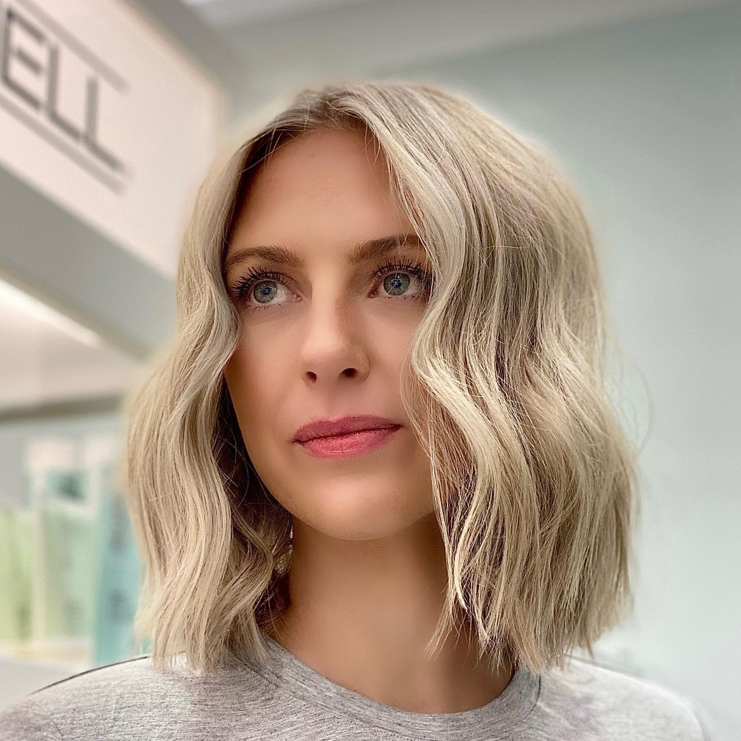 10 Chic Mid-Length Haircuts For Growing Out Your Chop